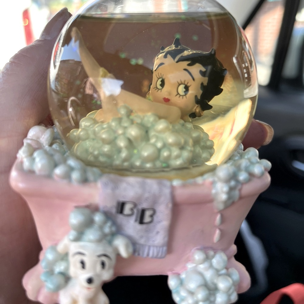 Rare adorable Betty Boop in bubbly snow globe tub